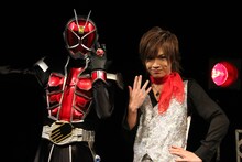 仮面ライダーウィザード（左）と鬼龍院翔（右）。