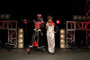 仮面ライダーウィザード（左）と鬼龍院翔（右）。