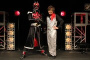 仮面ライダーウィザード（左）と鬼龍院翔（右）。