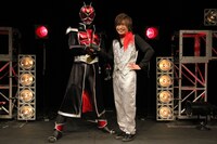 仮面ライダーウィザード（左）と鬼龍院翔（右）。