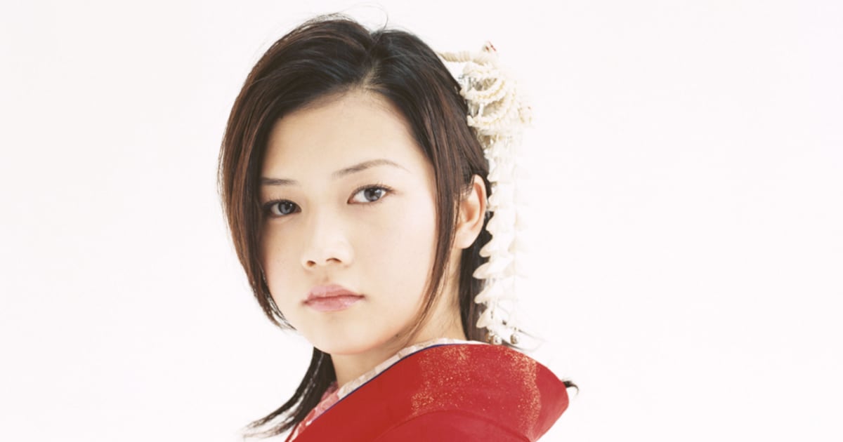 YUI、ベストアルバム初回特典で20歳の振袖姿解禁 - 音楽ナタリー