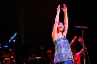 「坂本真綾 LIVE 2012 TOUR “ミツバチ”」東京・八王子オリンパスホール公演の様子。