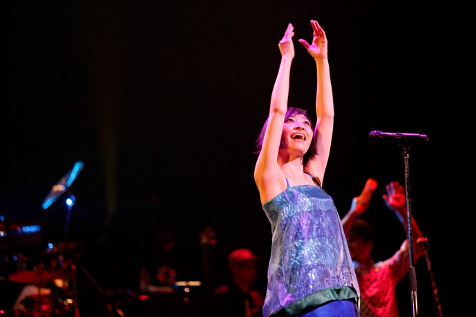 「坂本真綾 LIVE 2012 TOUR “ミツバチ”」東京・八王子オリンパスホール公演の様子。