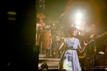 「坂本真綾 LIVE 2012 TOUR “ミツバチ”」東京・八王子オリンパスホール公演の様子。