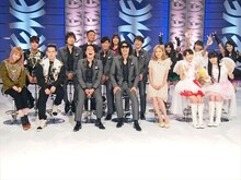 トークコーナーでの記念撮影。写真左から加藤ミリヤ×清水翔太×SHUN、ゴスペラーズ、西野カナ、ももいろクローバーZ。