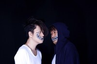 左から渋谷慶一郎、東浩紀。