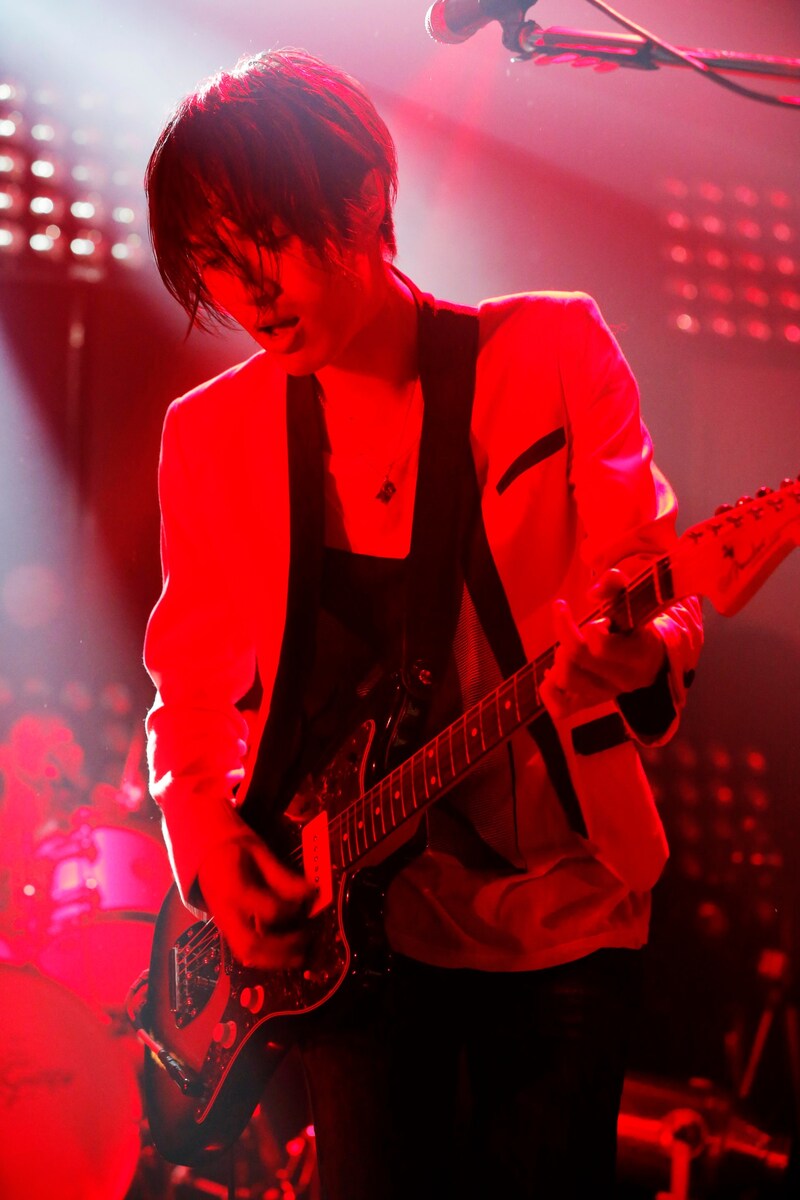 光村龍哉（Vo, G）（photo by 上飯坂一）