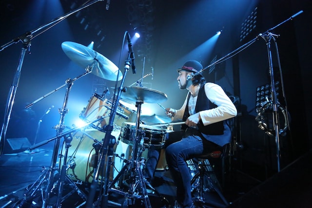 対馬祥太郎（Dr）（photo by 上飯坂一）