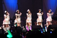 今週の人気の画像3位は「ももクロ新イベ『夜ばなし』で生演奏ライブ＆こうせつ共演」より、純白の衣装で第2部のステージに登場したももいろクローバーZ。