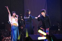 ステージと並行してストーリーを展開していた谷川菜奈（写真中央）は玉井詩織（左）のソロ「少女人形」の最中に男装した高城れに（右）に愛を告白。