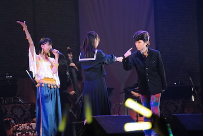 ステージと並行してストーリーを展開していた谷川菜奈（写真中央）は玉井詩織（左）のソロ「少女人形」の最中に男装した高城れに（右）に愛を告白。