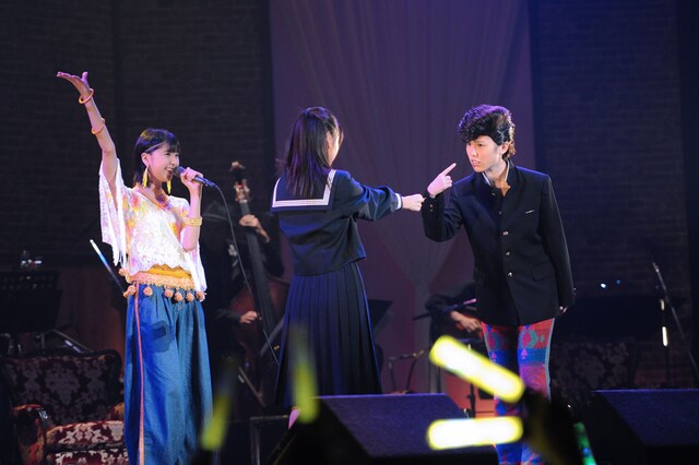 ステージと並行してストーリーを展開していた谷川菜奈（写真中央）は玉井詩織（左）のソロ「少女人形」の最中に男装した高城れに（右）に愛を告白。