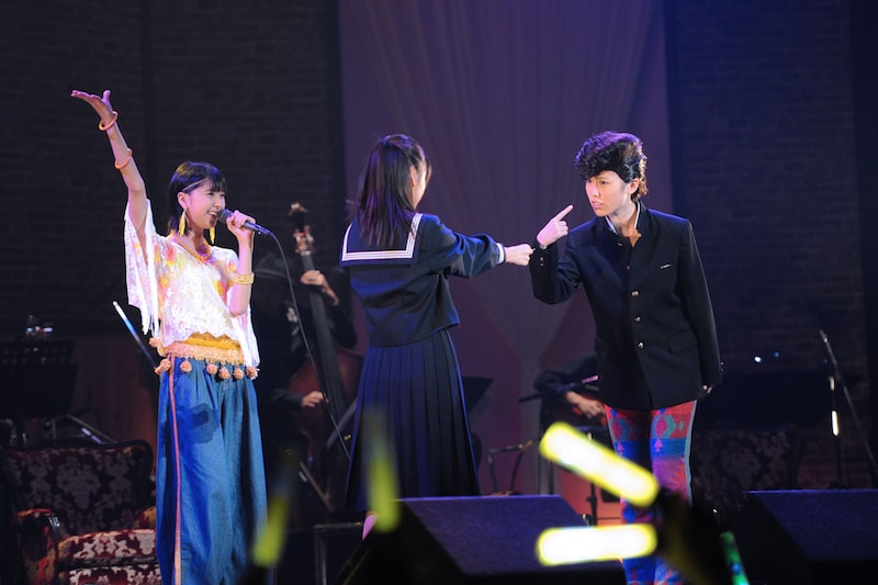 ステージと並行してストーリーを展開していた谷川菜奈（写真中央）は玉井詩織（左）のソロ「少女人形」の最中に男装した高城れに（右）に愛を告白。