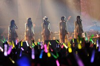 観客は着席したまま5色のペンライトで声援を送った。