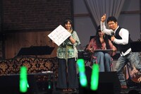 有安杏果（写真中央）と南こうせつ（右）。