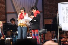かぐや姫の名曲「神田川」の歌詞に描かれた同棲カップルを演じる玉井詩織＆高城れに。