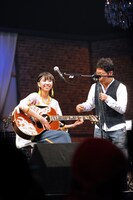 南こうせつにギターを教わる玉井詩織。