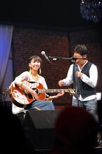 南こうせつにギターを教わる玉井詩織。