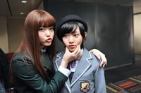 松村沙友理、生駒里奈（左から）