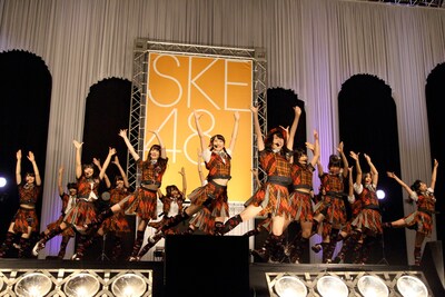 最新シングル「キスだって左利き」発売記念握手会でパフォーマンスをするSKE48。(C)AKS