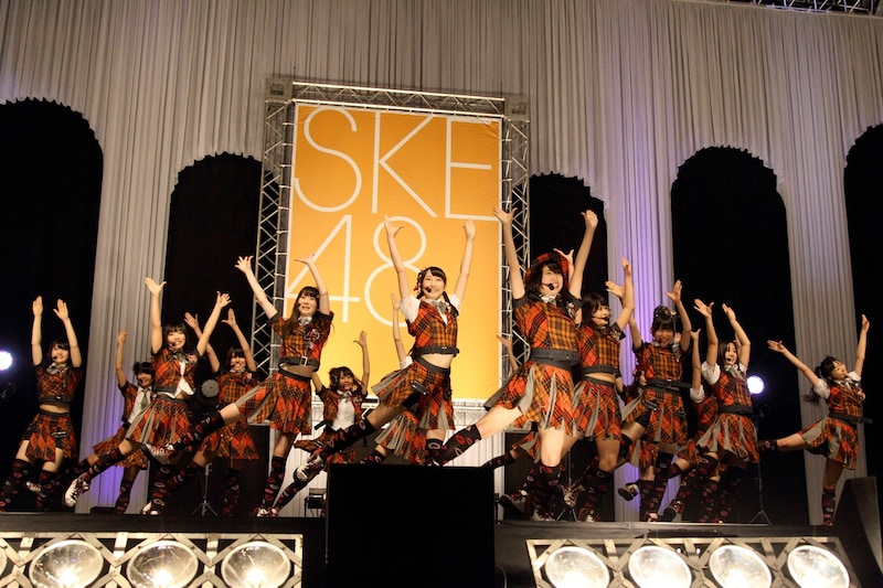 最新シングル「キスだって左利き」発売記念握手会でパフォーマンスをするSKE48。(C)AKS
