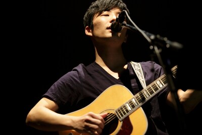 味わいのある歌声で満員のオーディエンスを魅了した星野源。