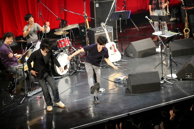 Zepp Tokyoのステージでダンスを披露する星野源（中央）と伊賀航（左）。