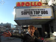 アポロシアター前で記念撮影するDaichi。