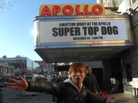 アポロシアター前で記念撮影するDaichi。