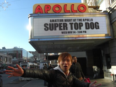 アポロシアター前で記念撮影するDaichi。