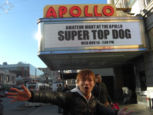 アポロシアター前で記念撮影するDaichi。