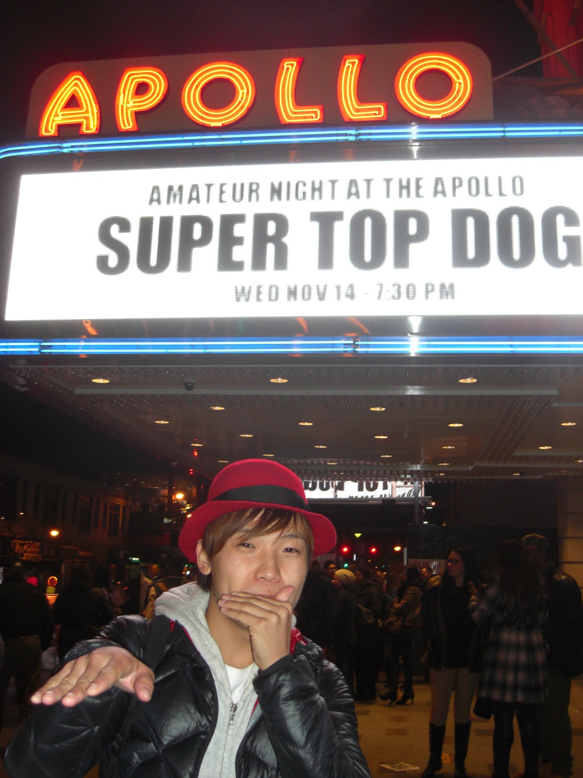 アポロシアター前で記念撮影するDaichi。