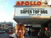 アポロシアター前で記念撮影するDaichi。