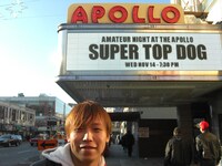 アポロシアター前で記念撮影するDaichi。