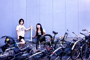 左から尾苗愛、ローラーガール。