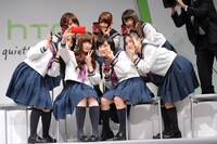 HTC J butterflyのカメラ機能で撮影する乃木坂46。