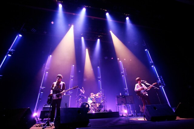 「UNISON SQUARE GARDEN TOUR 2012 “誰かが忘れているかもしれない僕らに大事な001 のツアー”」渋谷公会堂公演の様子。（撮影：森久）