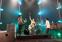 「UNISON SQUARE GARDEN TOUR 2012 “誰かが忘れているかもしれない僕らに大事な001 のツアー”」渋谷公会堂公演の様子。（撮影：森久）