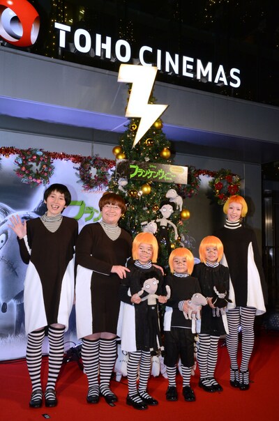 「ドンピカリガッシャン クリスマスツリー点灯式」に出席した木村カエラとハリセンボンの2人。カエラそっくりの格好をした子供たちも登場した。