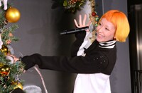 ツリーを点灯するカエラ。