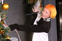 ツリーを点灯するカエラ。