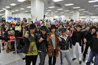 台湾・松山空港でファンから大歓迎を受けたシド。