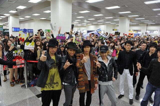 台湾・松山空港でファンから大歓迎を受けたシド。