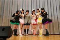 今週の人気の画像6位は「ももクロの校内放送ジャック！横浜の中学校で体育館ライブ」より、吉田中学校の生徒とZポーズを決めるももいろクローバーZ。