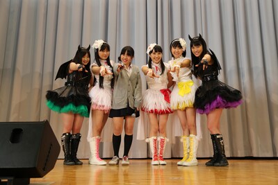 吉田中学校の生徒とZポーズを決めるももいろクローバーZ。