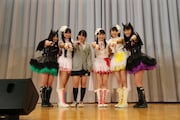 吉田中学校の生徒とZポーズを決めるももいろクローバーZ。