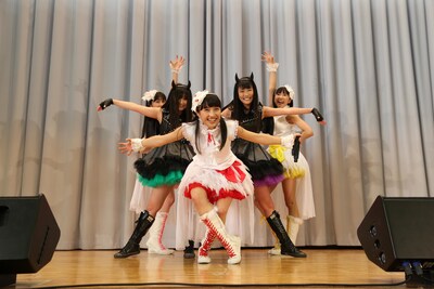 ももクロは体育館ステージで「サラバ、愛しき悲しみたちよ」「ミライボウル」「Chai Maxx」の3曲を披露。