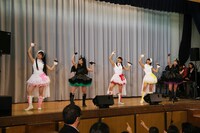 体育館ステージで「Chai Maxx」を歌うももクロ。