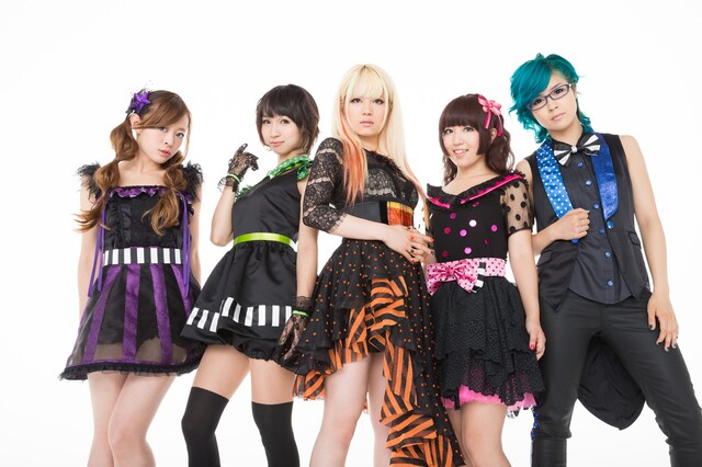 DOLL$BOXX。写真左からオレオレオナ（Key）、F チョッパーKOGA（B）、FUKI（Vo）、TOMO-ZO（G）、はな（Dr）。