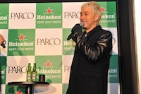 MCとのトークで笑顔を見せるILMARI。